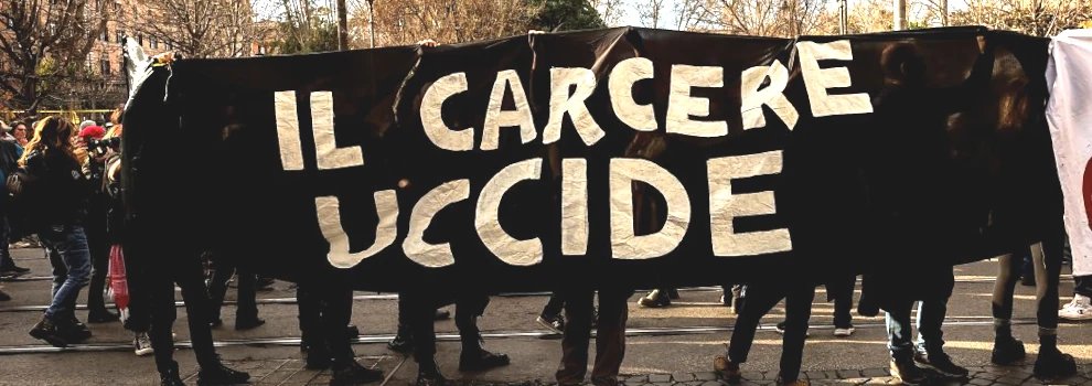 Striscione con la scritta "il carcere uccide"