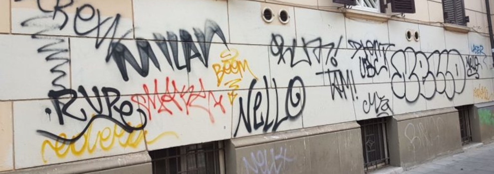 Muro con graffiti